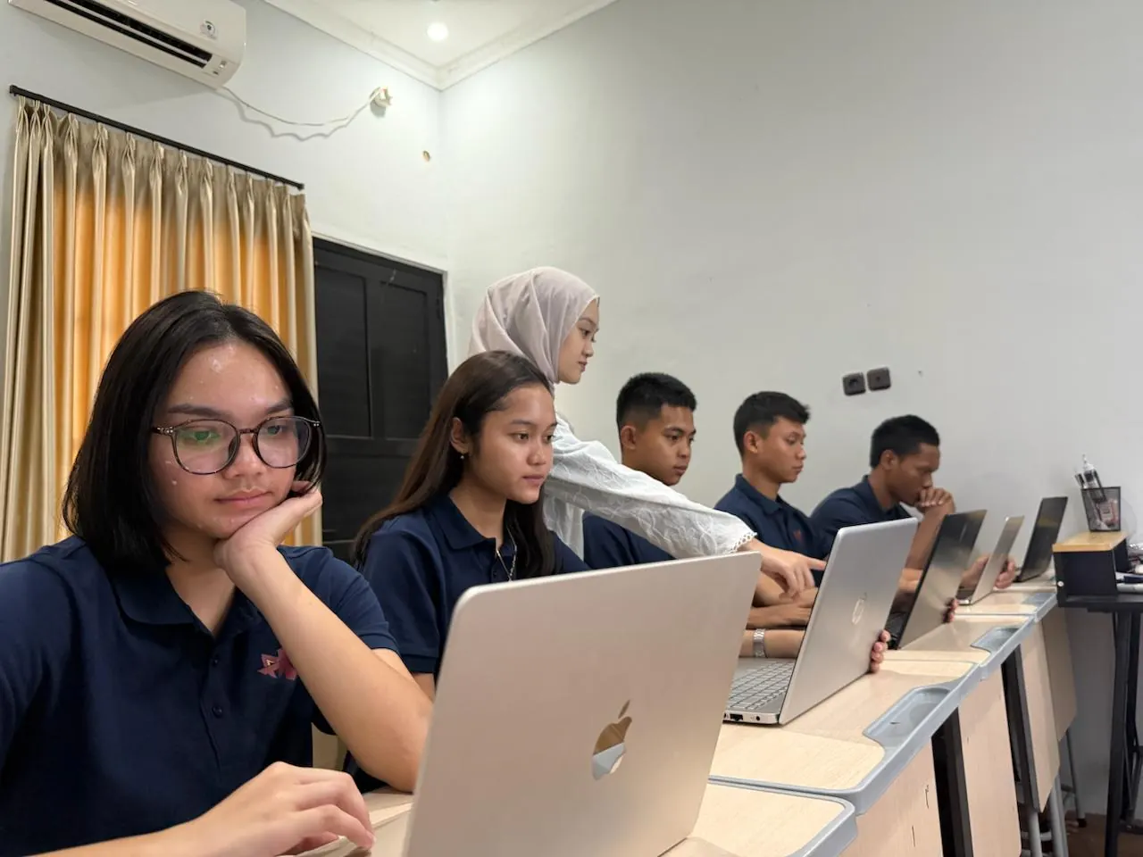 Siswa belajar di kelas Makala Taruna