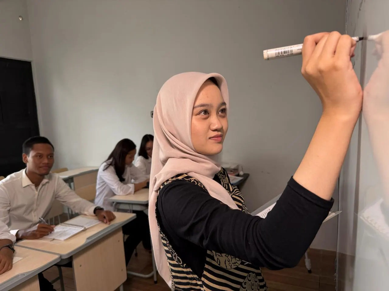 Aktivitas siswa di kelas Makala Taruna